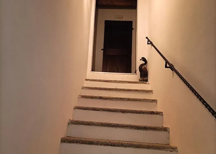 Rustic Hillside Stone-rustico In Pietra